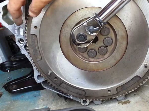 Sostituzione-volano-cuscinetti-auto-Carpi Sostituzione-volano-cuscinetti-auto-Carpi