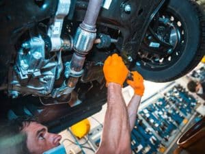 Meccanico-manutenzione-macchina-Correggio